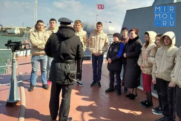 Кизлярские школьники посетили военную базу Каспийской флотилии