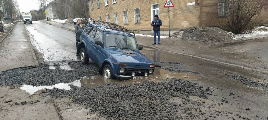 В центре Петрозаводска внедорожник провалился в яму на дороге (ШОК-ФОТО)