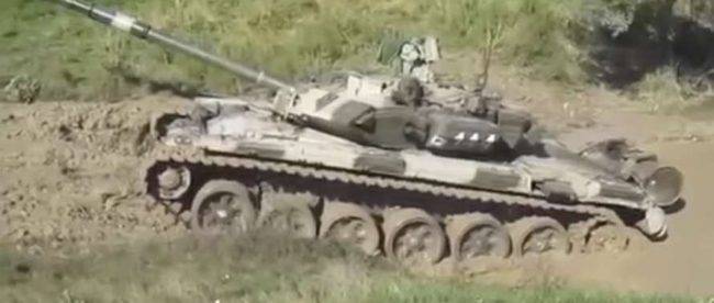 У мережі показали безпорадність основного бойового танка ВС РФ перед калюжею (відео)