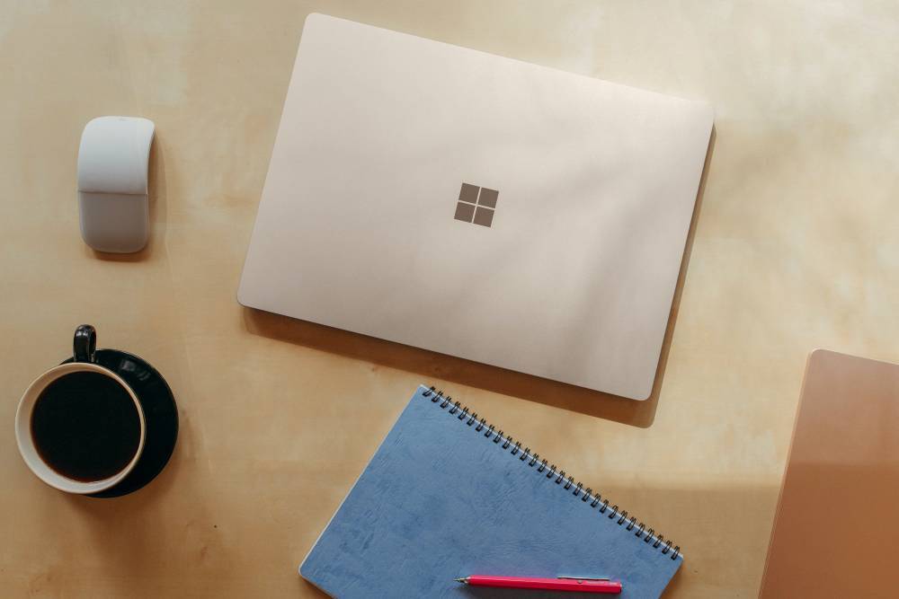 Microsoft дразнит Apple: компания попыталась разъединить некий BackBook в рекламе Surface