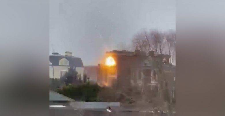 Лайф публикует видео с моментом обстрела гранатомётом дома в Новых Вешках
