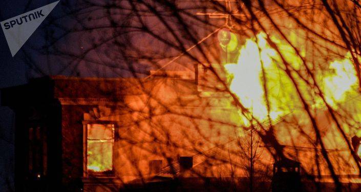 В Мытищах в доме, где забаррикадировался мужчина, начался сильный пожар. Видео