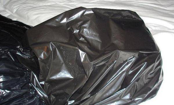 Тела двух младенцев были найдены на свалке в полиэтиленовом мешке