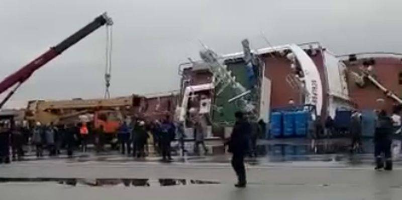 На заводе Пелла в Отрадном перевернулось рыболовное судно, двое погибли - детали - ТЕЛЕГРАФ