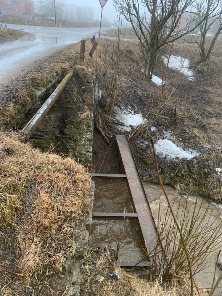 В Копорье неизвестные украли часть конструкции моста — фото
