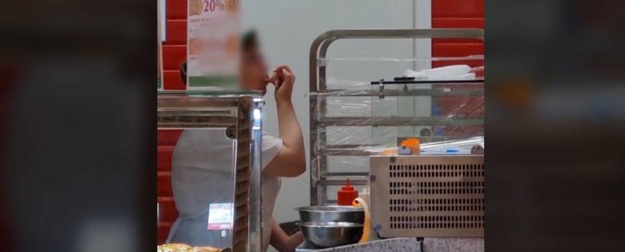 В Воронеже посетители записали на видео, как работница пиццерии во время готовки облизывает пальцы
