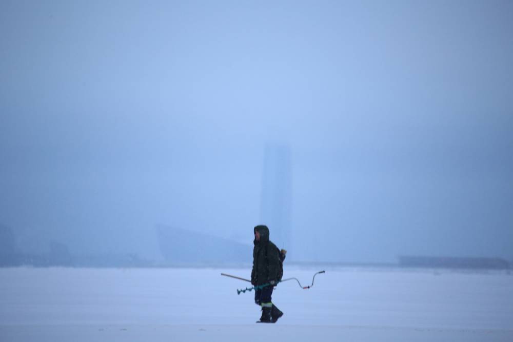 Петербуржец провалился под лед в районе дамбы