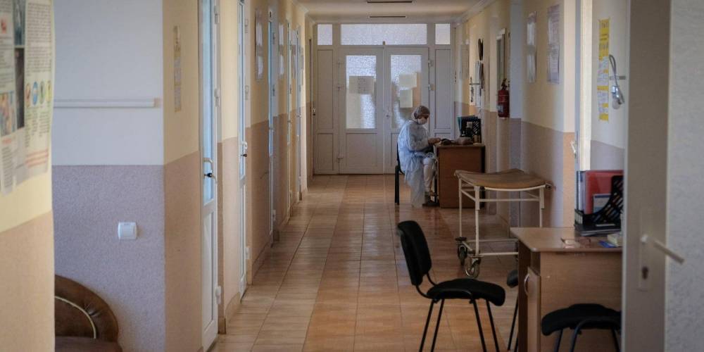 «За 60 км по кислород». Пациентов из Черновцов в тяжелом состоянии развозят по районным больницам, пока не найдут свободное место — видео