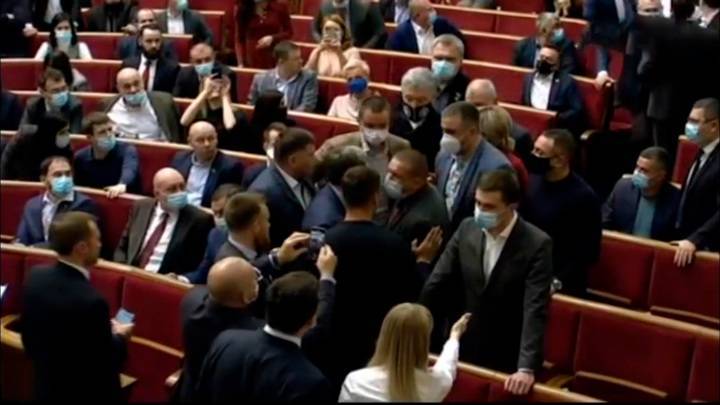 Лидер украинской оппозиции назвал драку в Раде цирком и театром абсурда