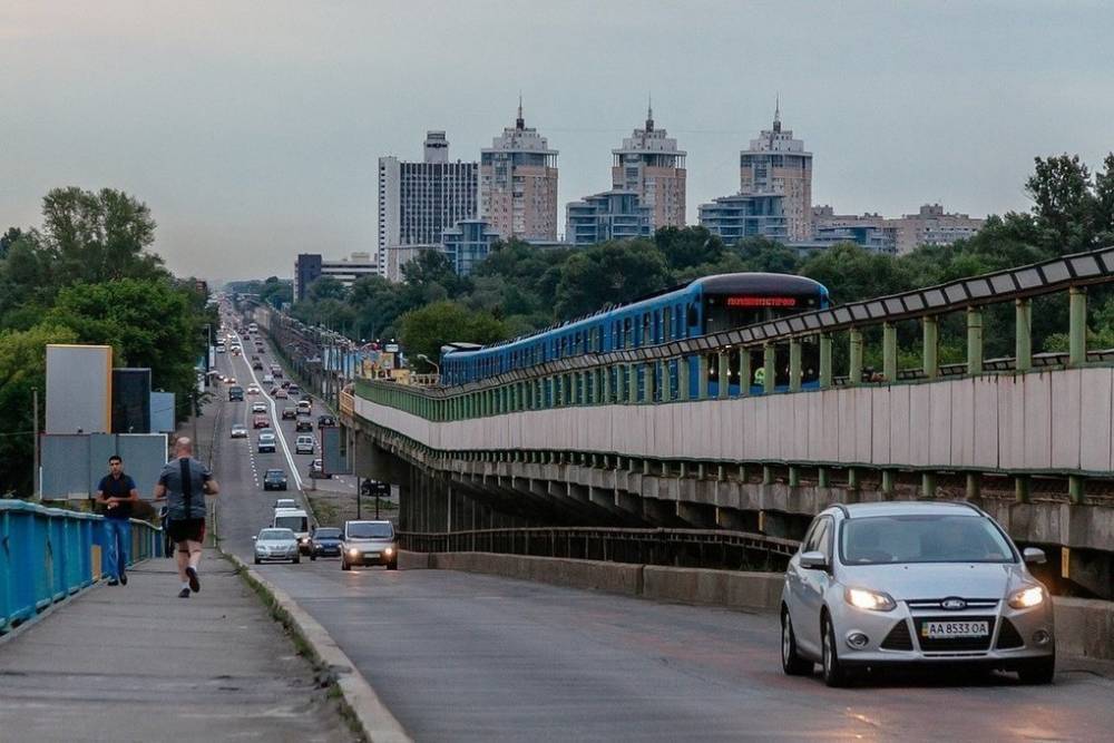 Кличко запретил жителям Киева ездить в транспорте без спецпропусков