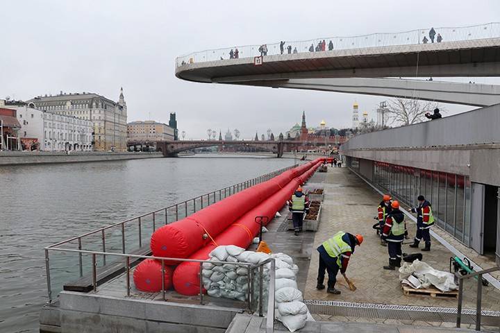 Барьер из 12 водоналивных бонов установят на Москворецкой набережной