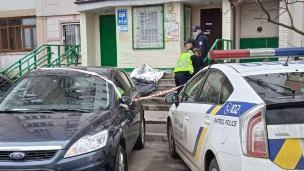 В Киеве из окна дома выпала женщина