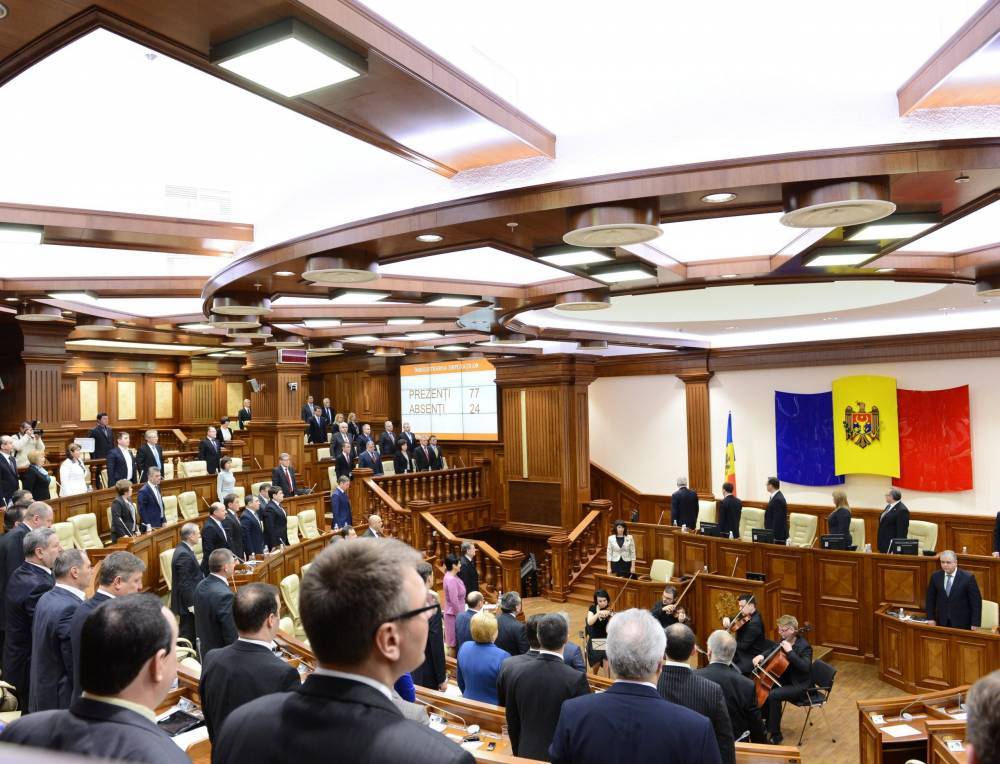 Молдавия ввела режим чрезвычайного положения