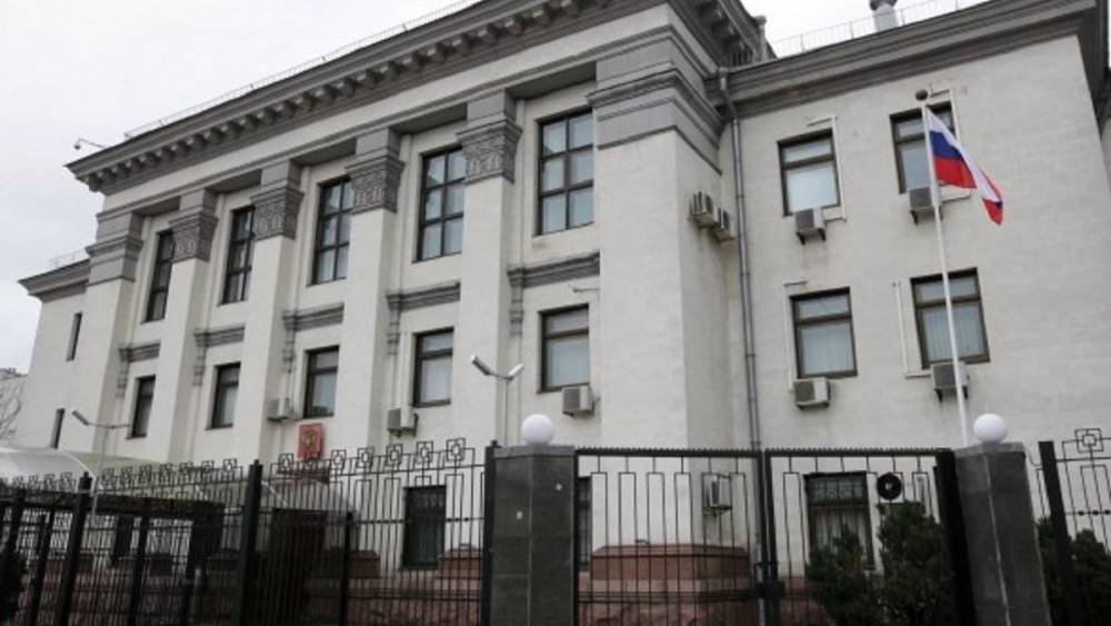 В Киеве "заминировали" российское посольство
