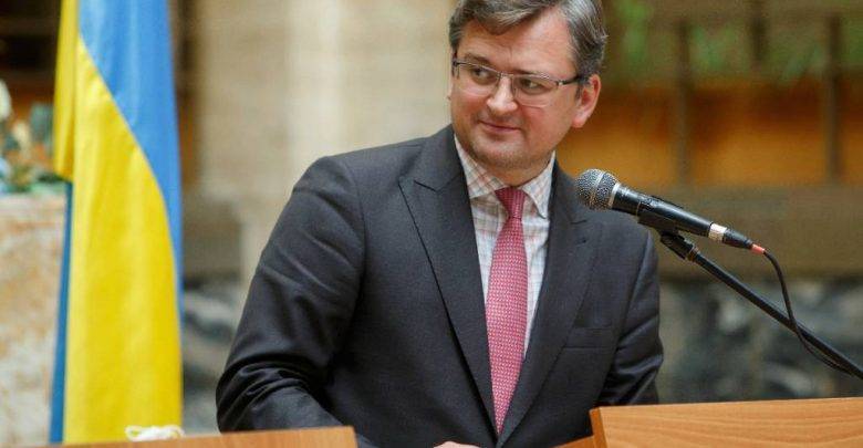 Глава МИД Украины обиделся на премьера Словакии за шутку об обмене Закарпатья на "Спутник V"