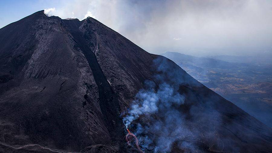 Активность вулкана Пакая в Гватемале увеличилась
