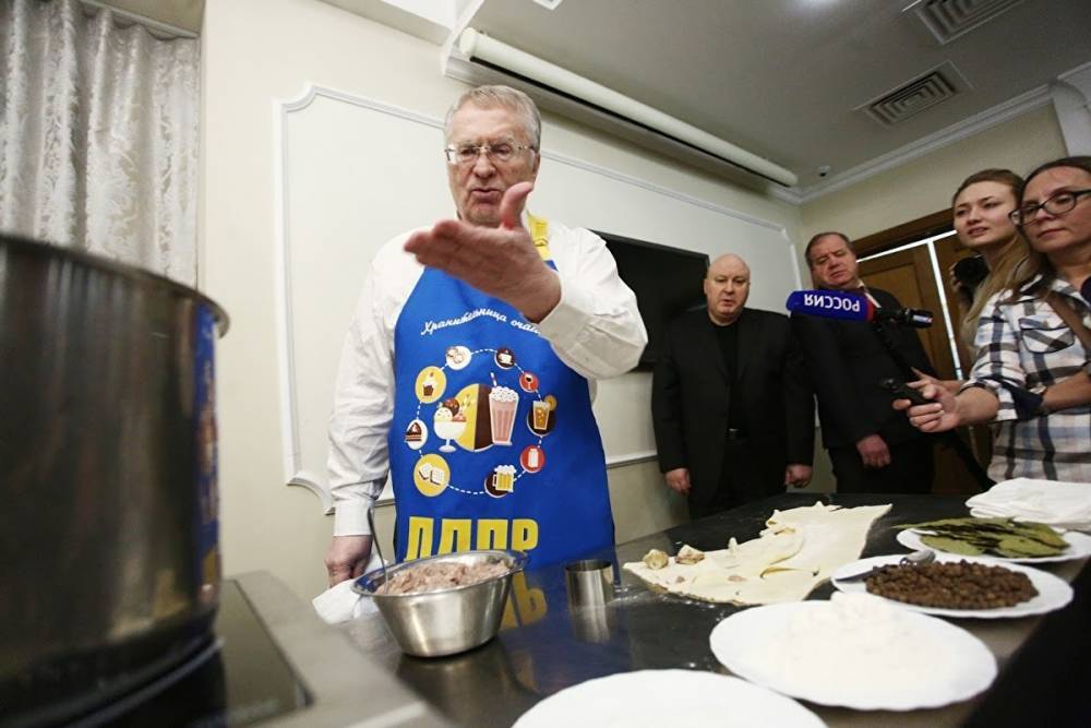 Жириновский предложил обязать чиновников пробовать еду, приготовленную для школьников