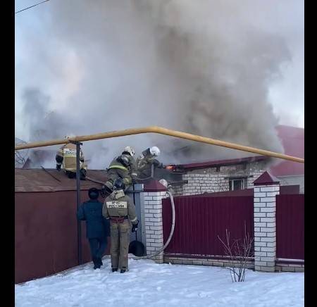 Пожарные спасли человека из горящего дома в Липецке