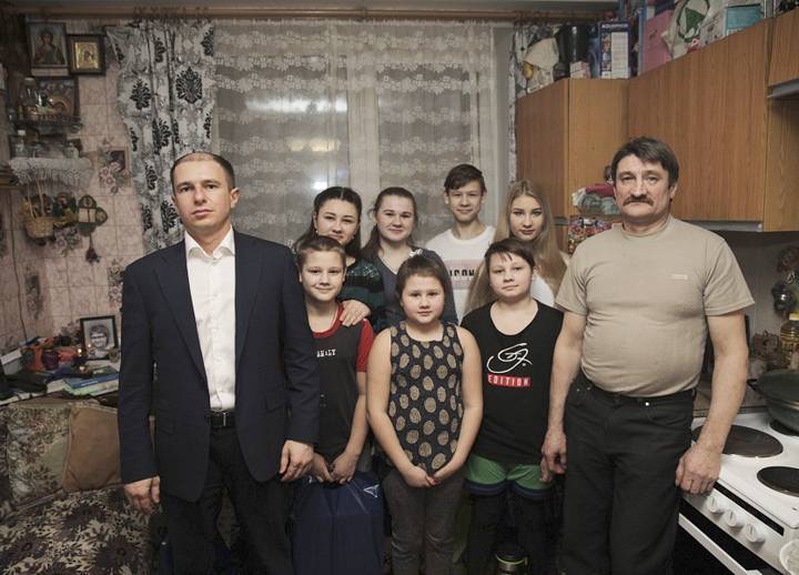 Михаил Романов посетил семью погибшей от коронавируса матери 10-ти детей во Фрунзенском районе