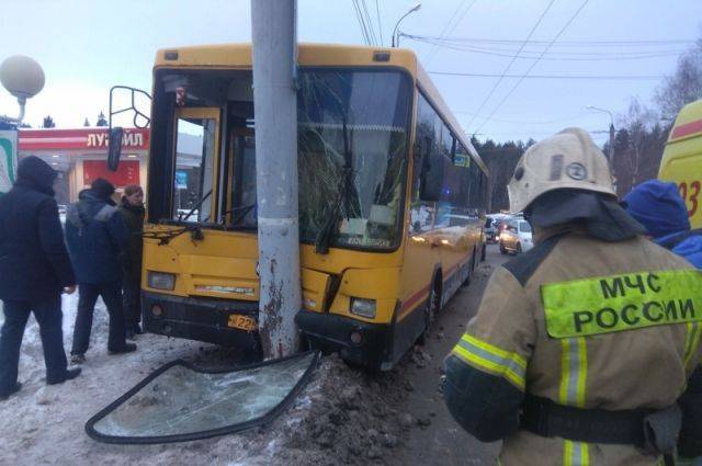 В Ижевске при столкновении автобуса с опорой ЛЭП пострадали девять человек