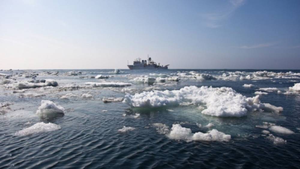 Сотрудники МЧС спасли уносимых в Охотское море рыбаков на Сахалине