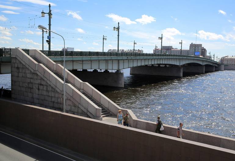 На двух мостах Петербурга заменят асфальт