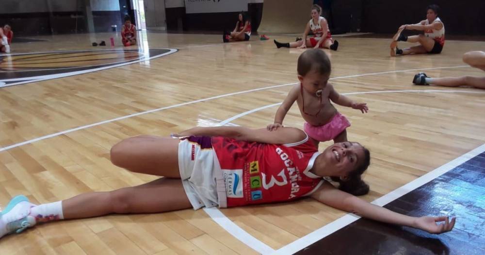 Баскетболистка во время матча покормила дочь грудью: кадр стал вирусным в Сети