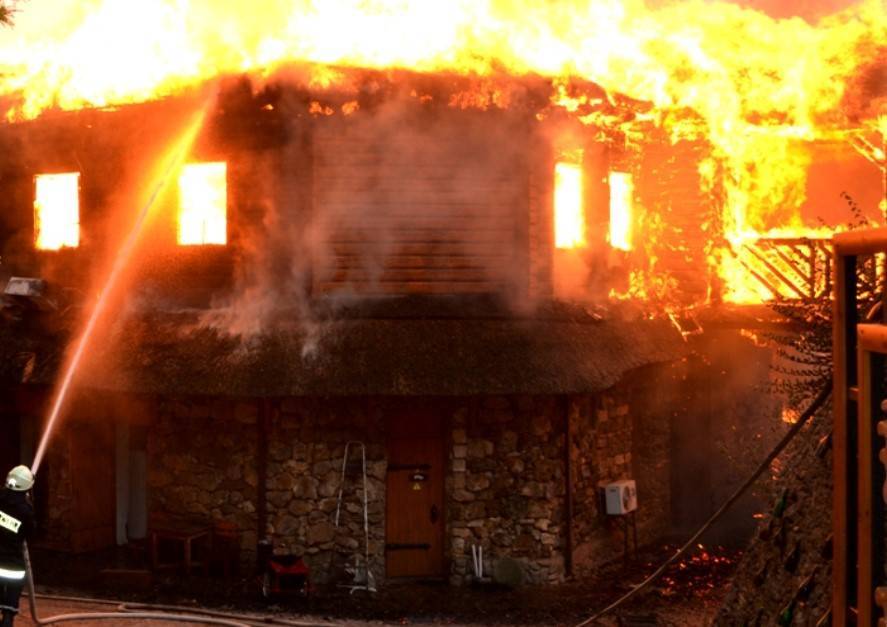 Огонь быстро распространился на жилой дом: под Харьковом вспыхнул сильный пожар, "загорелось 200 кв.м"