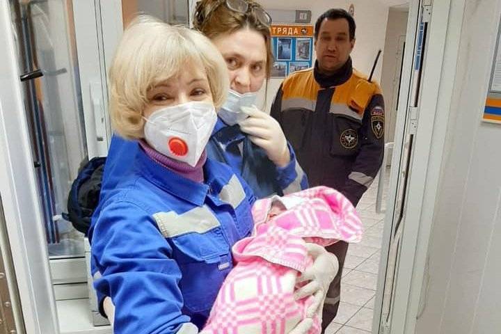 Спасатели приняли роды у женщины на Байкале