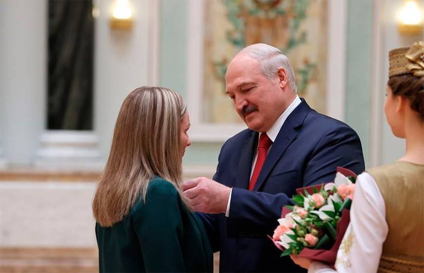 Лукашенко вручил государственные награды и генеральские погоны во Дворце Независимости
