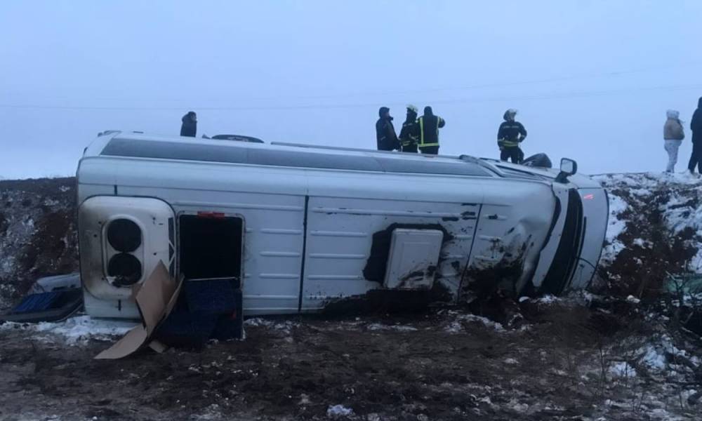 На Луганщине перевернулся микроавтобус с людьми: пострадало 6 человек