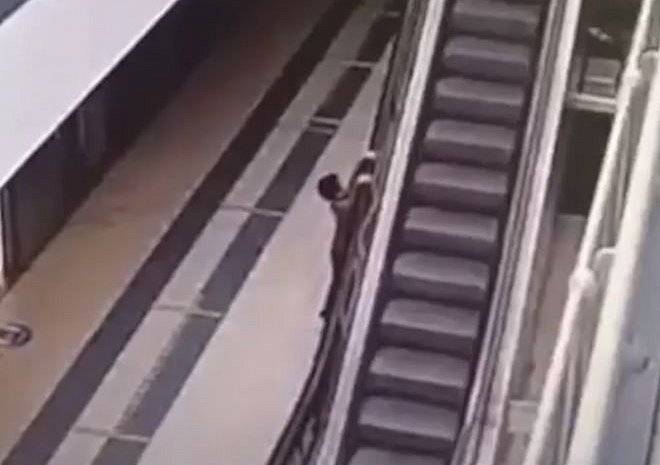 В Москве ребенок проехал на поручне эскалатора и сорвался вниз