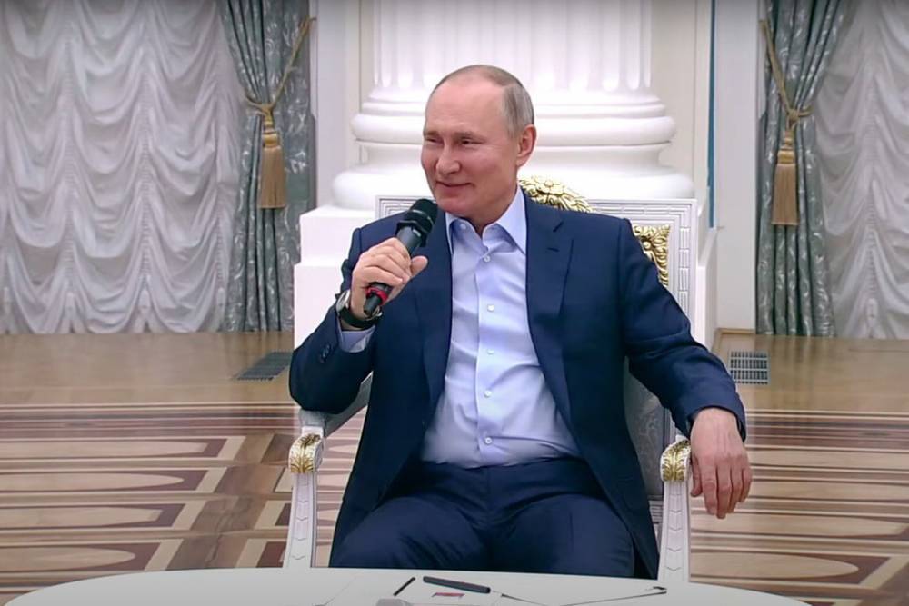 Путин призвал занимать молодежь позитивным контентом