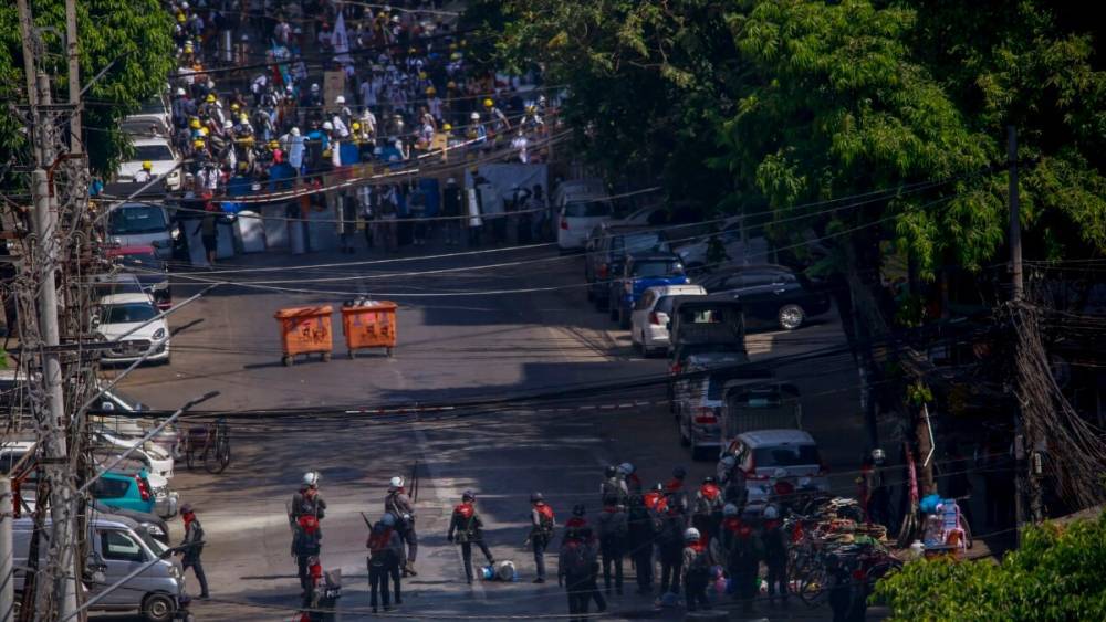 Полиция в Мьянме вновь применила оружие для разгона протестующих
