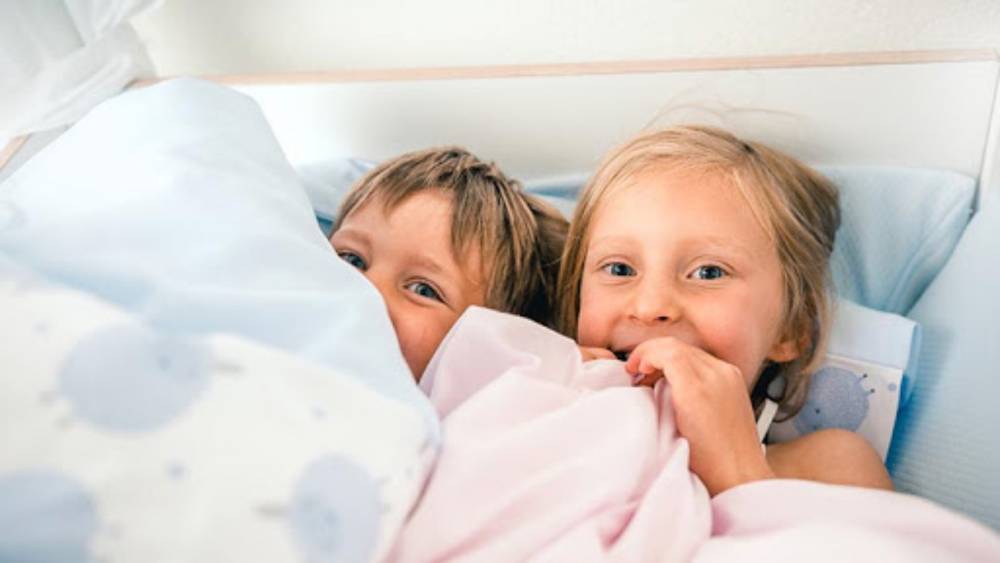 Как укладывать спать гиперактивных детей: необычный метод от мамы – фото