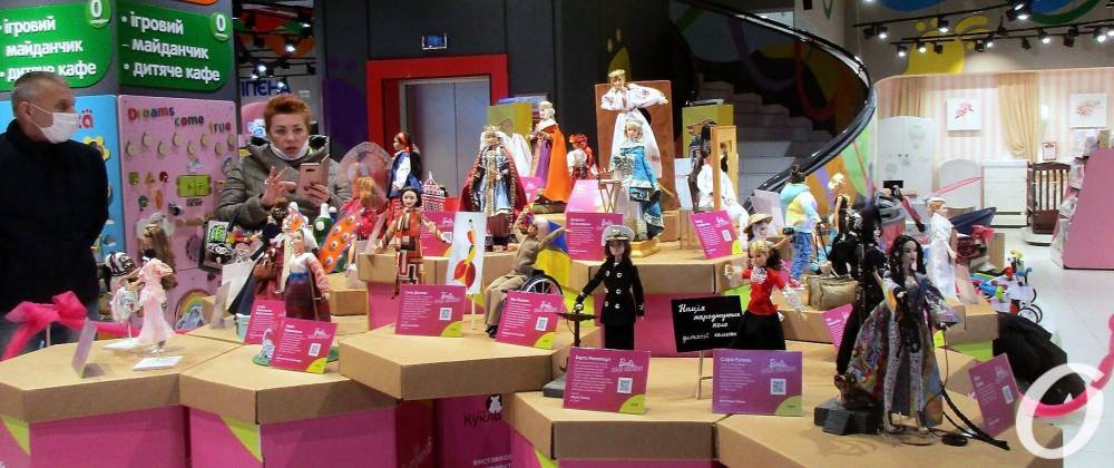 Известные украинки предстали в Одессе в образе кукол Барби (фото)