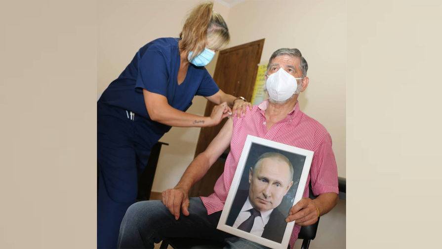 Мэр аргентинского города объяснил, почему прививался с портретом Путина