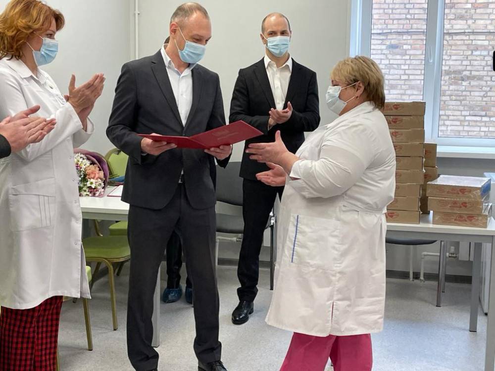 Открывшейся после ремонта поликлинике во Владивостоке депутаты подарили стиральную машину и поздравили женщин врачей с наступающим 8 Марта