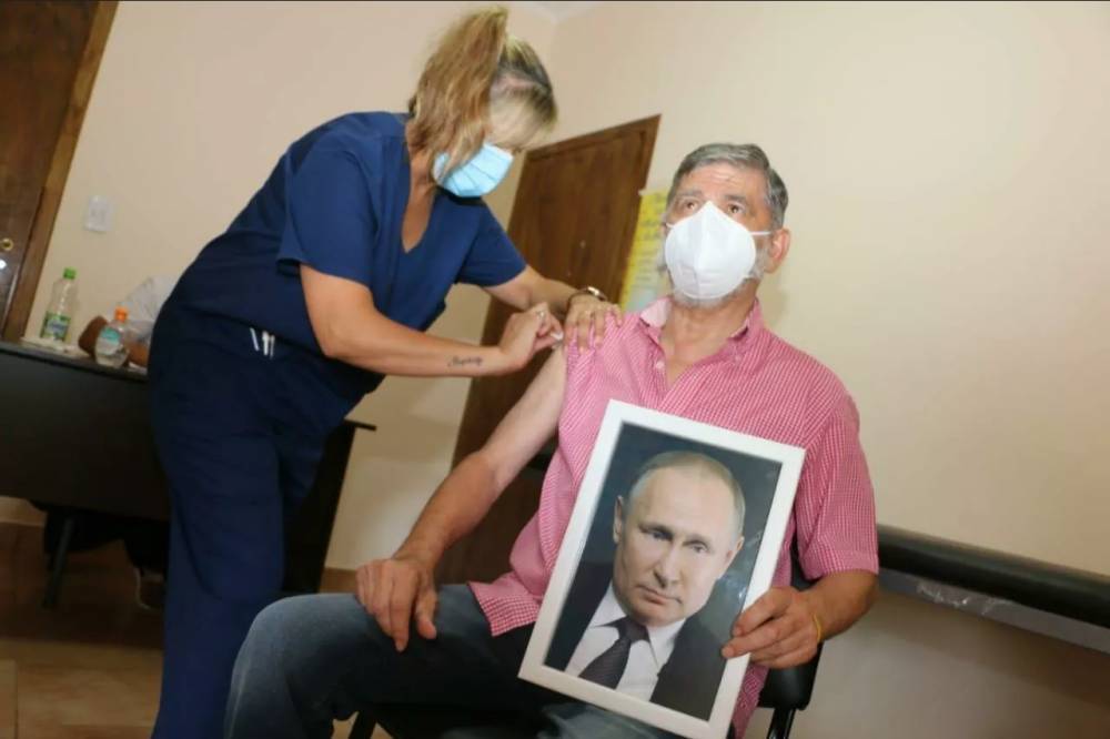 Мэр аргентинского города объяснил, почему привился от COVID-19 с портретом Путина в руках