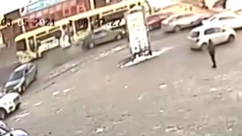 Момент ДТП с трамваем и девятью автомобилями в Иркутске попал на видео