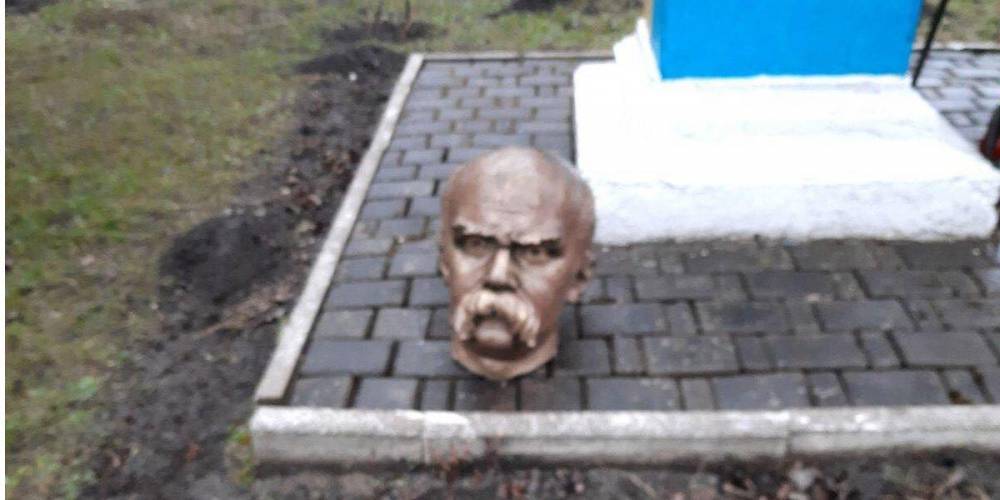 На Прикарпатье обезглавили памятник Тарасу Шевченко