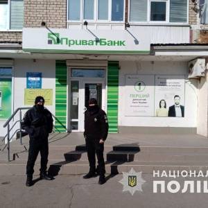 В Бердянске искали взрывчатку в «Амсторе» и отделениях «Приватбанка». Фото