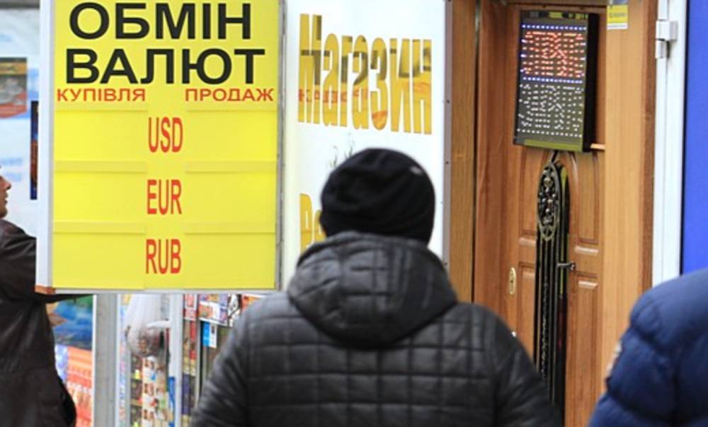 "Семье не справиться с этой бедой"̆: в Одессе кассир из обменника умоляла клиента вернуть лишние 96 тысяч гривен