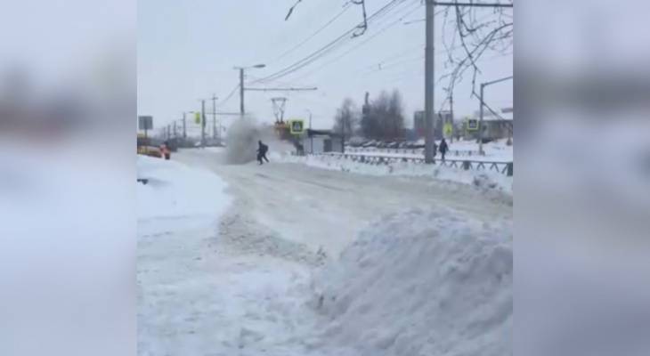 Ярославца завалило снегом при расчистке трамвайных путей. Видео