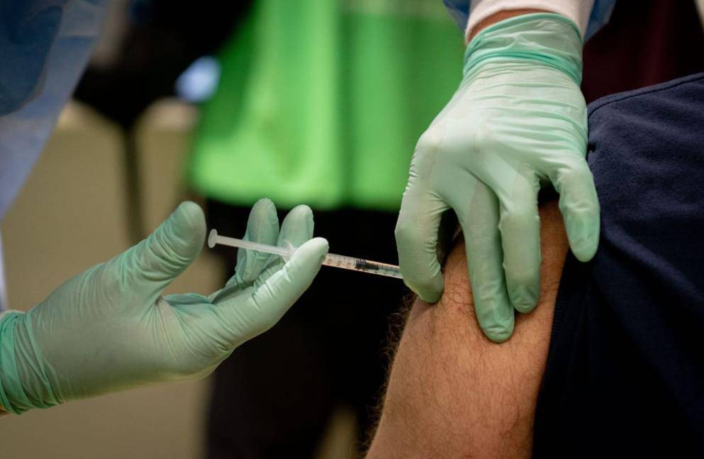 Туроператоры предлагают поездки, в которые входит вакцинация: почему не стоит соглашаться