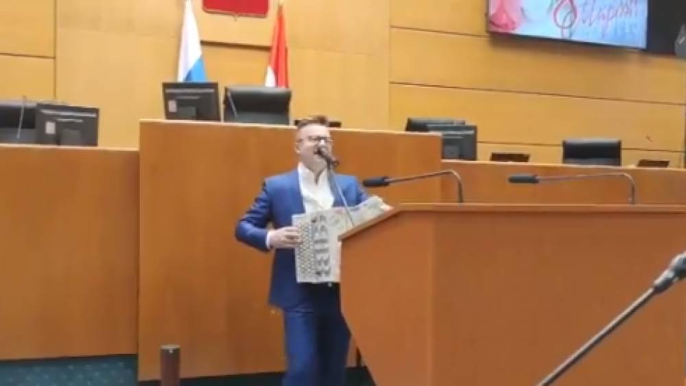 Депутат Самарской губернской думы сыграл на баяне женщинам-коллегам