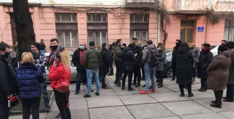 В Черновцах сотни рестораторов требуют ослабить карантин