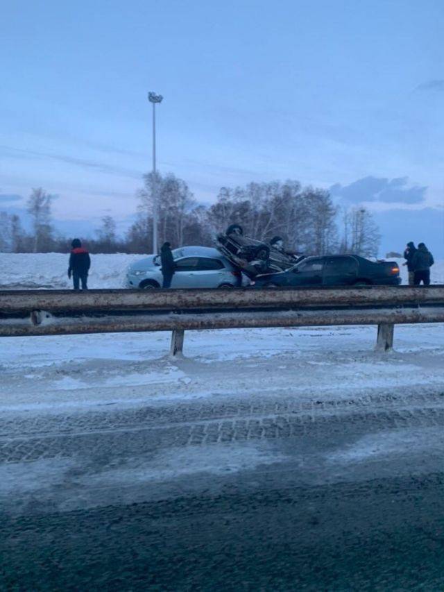 «Видели, жёстко»: очевидцы опубликовали фото тройного ДТП на трассе Кемерово — Новокузнецк