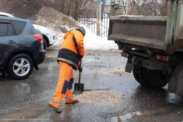 На выходных в Рязани продолжат заделывать ямы на дорогах