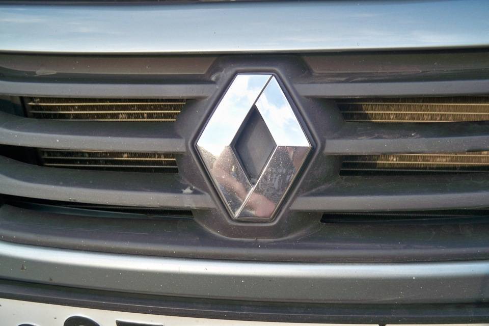Автомобильный бренд Renault радикально меняет логотип (фото)
